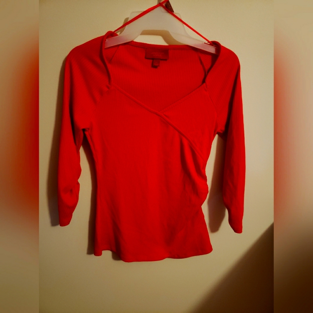 Jennifer Lopez Women's Knit Top blouse. V neck. 3/4 Sleeve. Size XS. Red